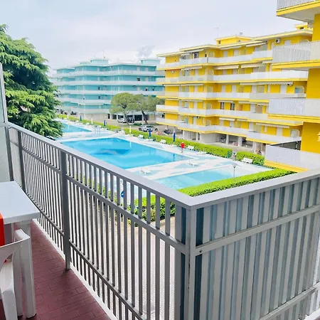 Апартаменти Cozy With Pool Access *