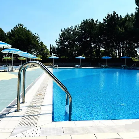 Lägenhet Cozy With Pool Access